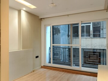Room in 3 BHK Builder Floor at DLF Atria, Dlf Phase ii – for Rent