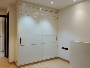 Room in 3 BHK Builder Floor at DLF Atria, Dlf Phase ii – for Rent