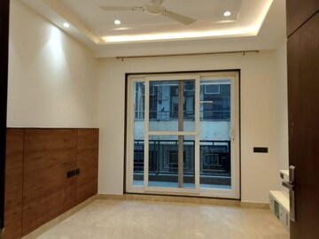 Room in 3 BHK Builder Floor at DLF Atria, Dlf Phase ii – for Rent