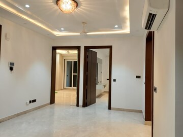 Room in 3 BHK Builder Floor at DLF Atria, Dlf Phase ii – for Rent