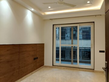 Room in 3 BHK Builder Floor at DLF Atria, Dlf Phase ii – for Rent