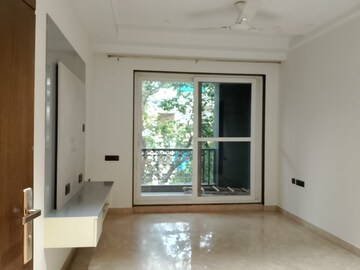 Room in 3 BHK Builder Floor at DLF Atria, Dlf Phase ii – for Rent