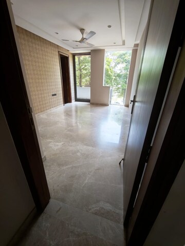 Room in 4 BHK Builder Floor at DLF Regent House, Dlf Phase iv – for Rent