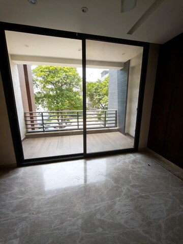 Room in 4 BHK Builder Floor at DLF Regent House, Dlf Phase iv – for Rent