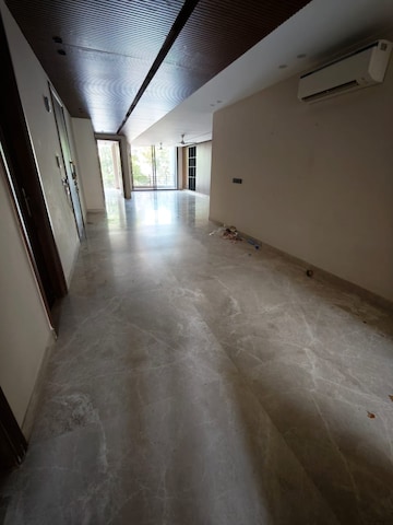 Room in 4 BHK Builder Floor at DLF Regent House, Dlf Phase iv – for Rent