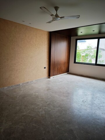 Room in 4 BHK Builder Floor at DLF Regent House, Dlf Phase iv – for Rent