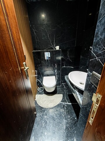 Furnished Amenities in 4 BHK Builder Floor at DLF Regent House, Dlf Phase iv – for Rent