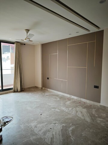 Room in 4 BHK Builder Floor at DLF Regent House, Dlf Phase iv – for Rent