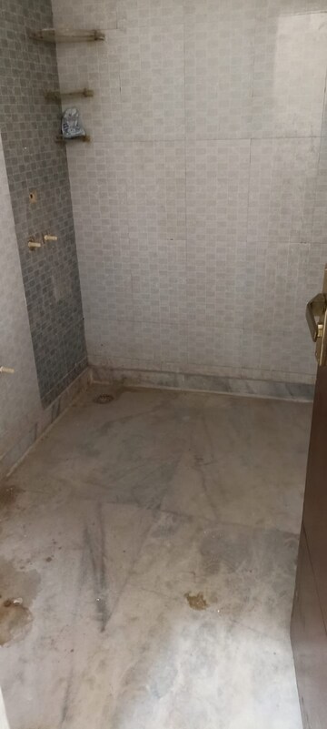 Attached Bathroom in 3 BHK Builder Floor at Green Fields Colony – for Rent