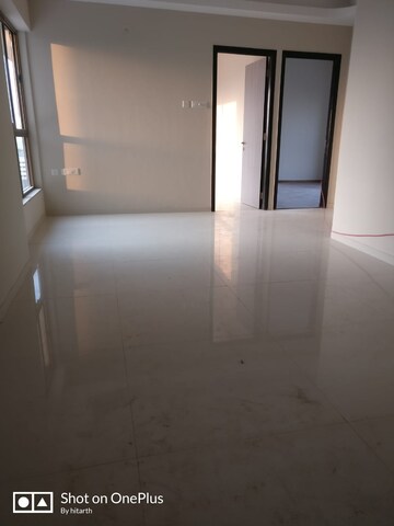 Room in 2 BHK Apartment at Siddha Seabrook, Kandivali West – for Rent