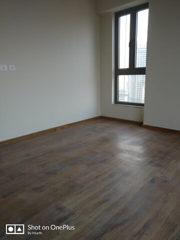 Room in 2 BHK Apartment at Siddha Seabrook, Kandivali West – for Rent