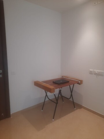 Room in 1 BHK Apartment at Hiranandani Highland, Powai – for Rent