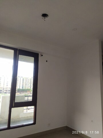 Room in 3 BHK Apartment at Sushma Green vista, Ghazipur – for Rent