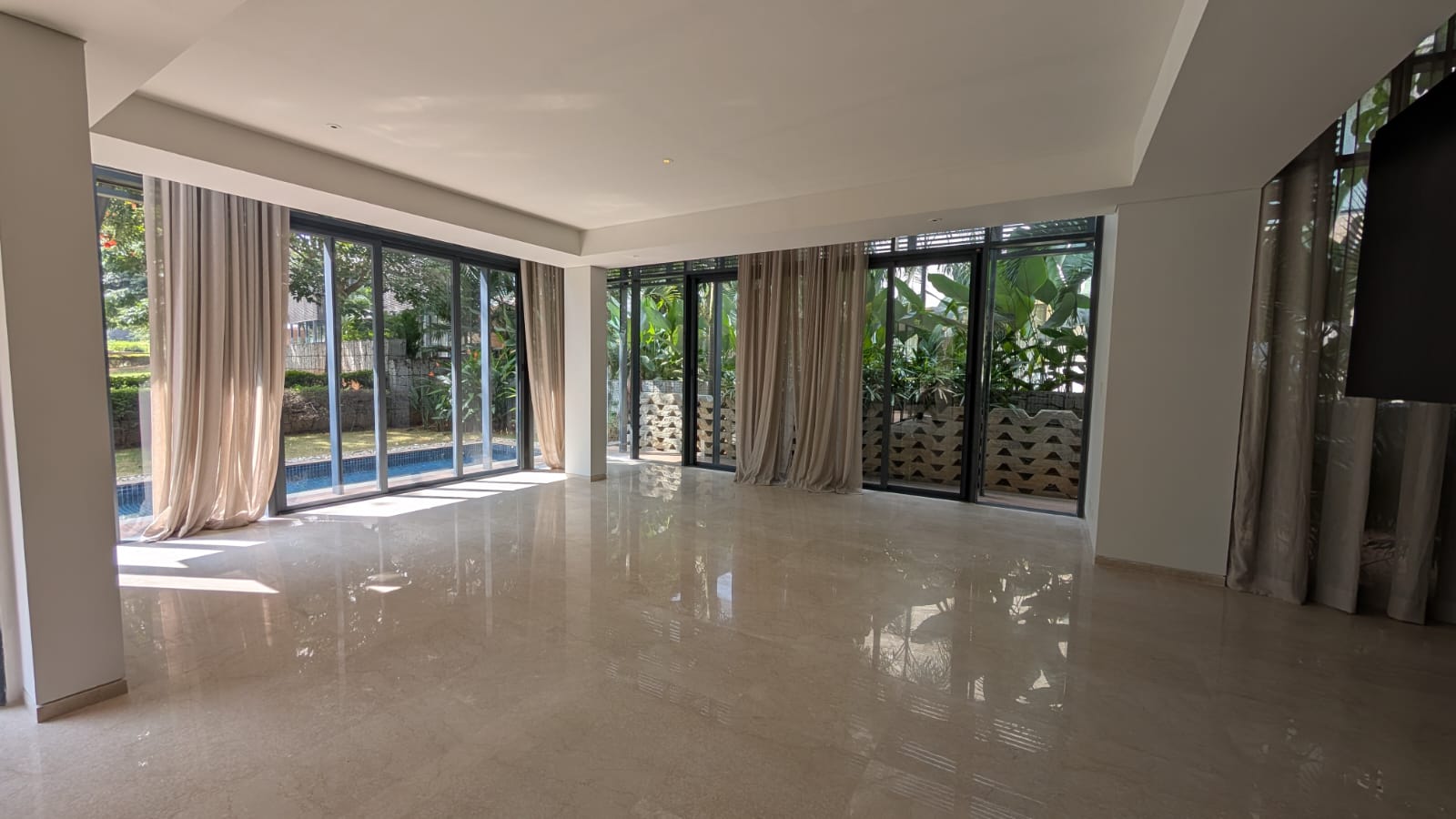 5 BHK + Servant Room Villa For Rent in Embassy Boulevard