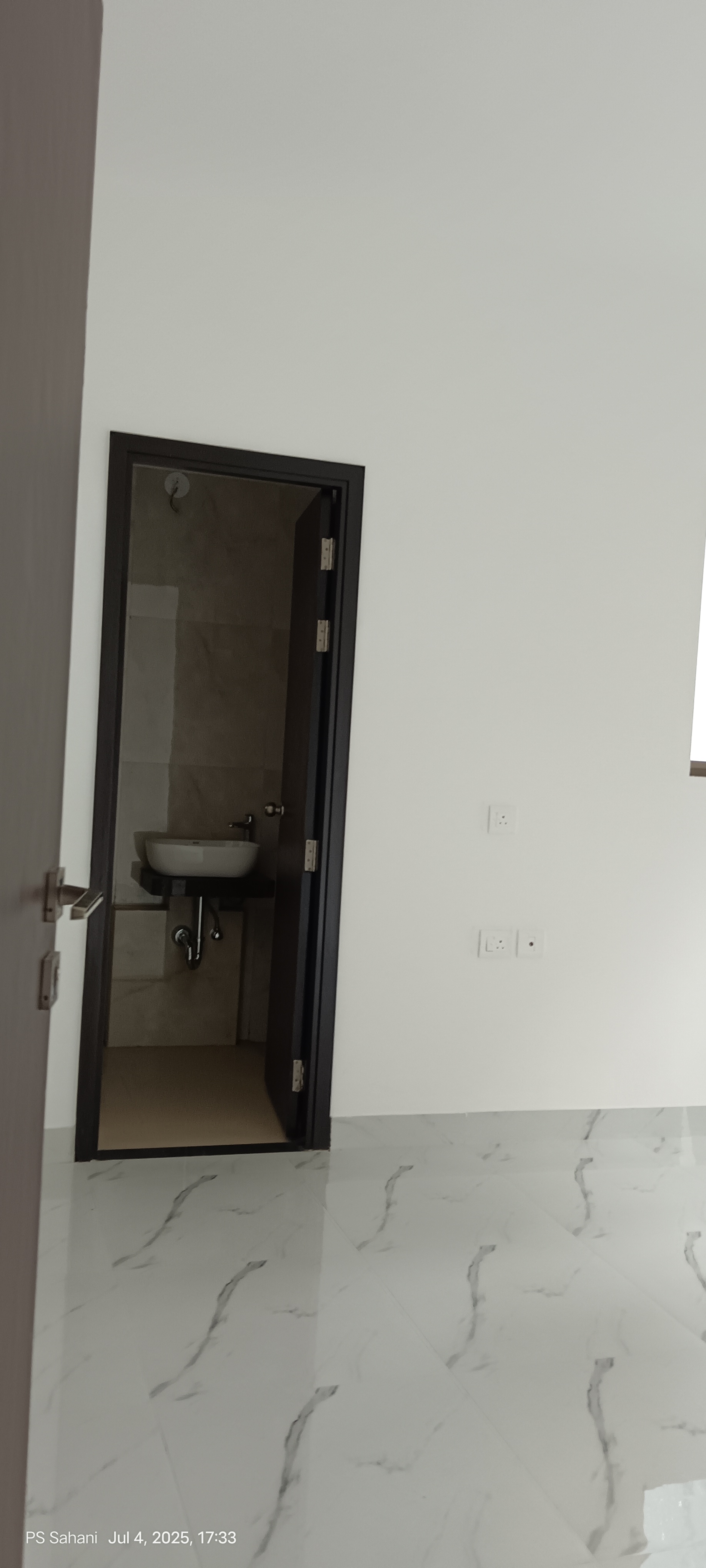 1 BHK + Extra Room Apartment For Rent in Raymond The Address