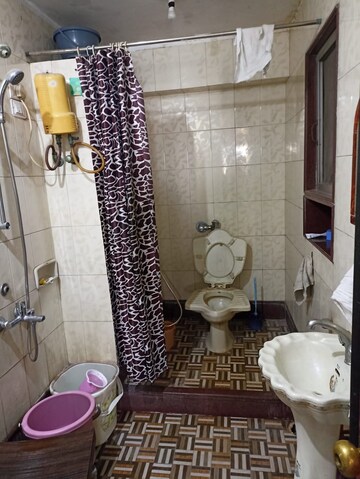 Bathroom in 4 BHK Apartment at Paradise Heights Jambli Naka, Jambli Naka – for Rent