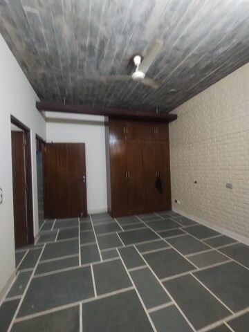 Furnished Amenities in 5 BHK Villa at Ansal Sushant Lok I, Sector 43 – for Rent