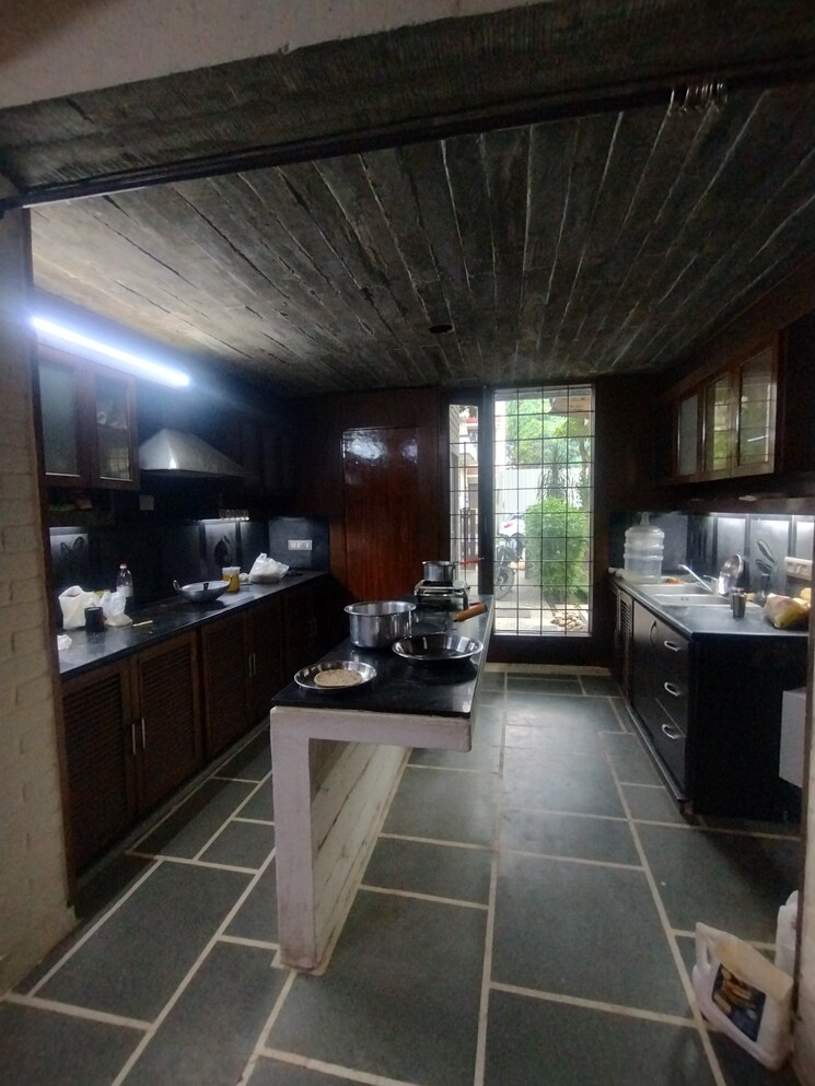  Parking, ansal-sushant-lok-i 5 Bedroom 300 Sq.Yd. Independent House In Sector 43 Gurgaon 8917174