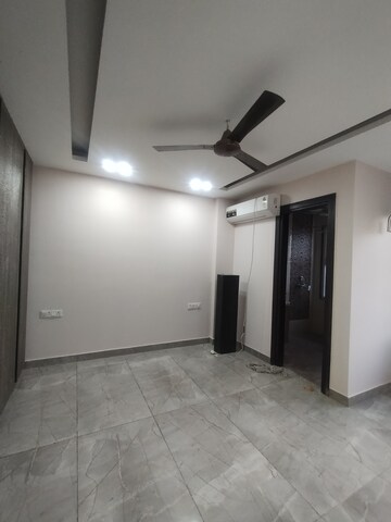 Furnished Amenities in 3 BHK Builder Floor at Vipul Square, Sushant Lok I – for Rent