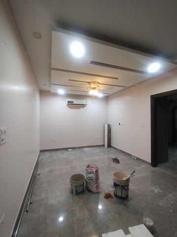 Furnished Amenities in 3 BHK Builder Floor at Vipul Square, Sushant Lok I – for Rent
