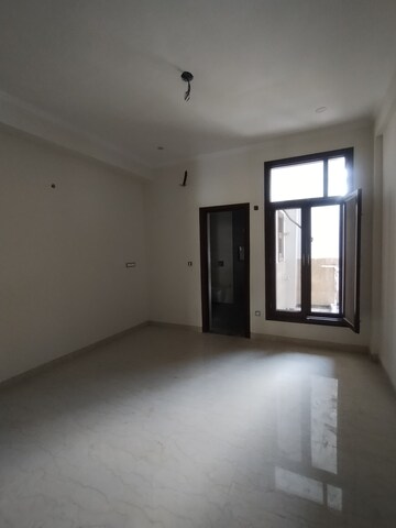 Furnished Amenities in 3 BHK Builder Floor at Tanvi villa, Sector 45 – for Rent