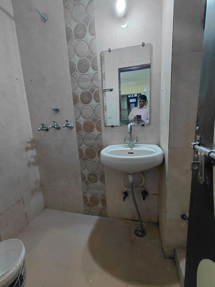 Bathroom, janakpuri 2 Bedroom 750 Sq.Ft. Apartment In Janakpuri Delhi 8917220