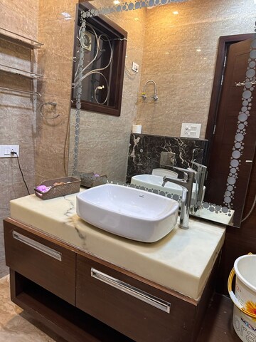 Master Bedroom in 3 BHK Builder Floor at Ansal Sushant Apartments, Sushant Lok I – for Sale