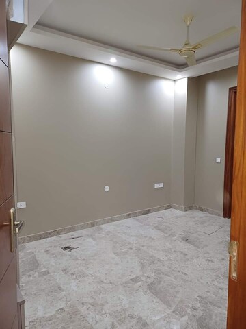 Room in 3 BHK Builder Floor at Old DLF Colony, Sector 14 – for Rent