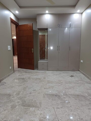 Room in 3 BHK Builder Floor at Old DLF Colony, Sector 14 – for Rent