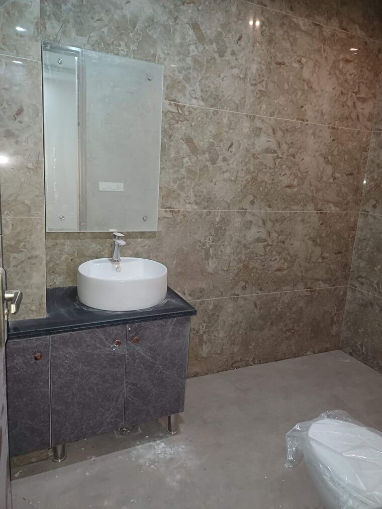Bathroom, realtech-the-luxurium 3 Bedroom 2700 Sq.Ft. Builder Floor In Sushant Lok I Gurgaon 8917464