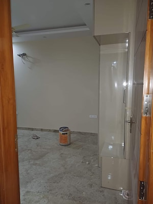 Room in 3 BHK Builder Floor at Realtech The Luxurium, Sushant Lok I – for Sale