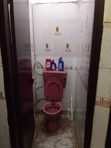 Bathroom in 2.5 BHK Builder Floor at Ramesh Nagar – for Sale
