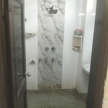 Bathroom in 2.5 BHK Builder Floor at Ramesh Nagar – for Rent