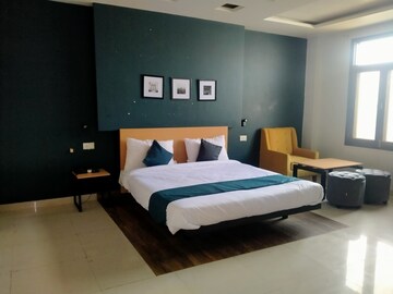 Bedroom in 6+ BHK Independent House at Gomti Nagar – for Rent