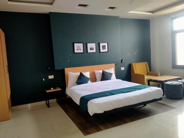 Bedroom in 6+ BHK Independent House at Gomti Nagar – for Rent