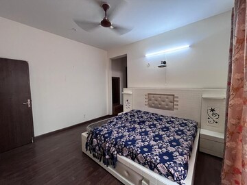 Bedroom in 3.5 BHK Builder Floor at BPTP Amstoria, Sector 102 – for Sale