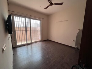 Room in 3.5 BHK Builder Floor at BPTP Amstoria, Sector 102 – for Sale