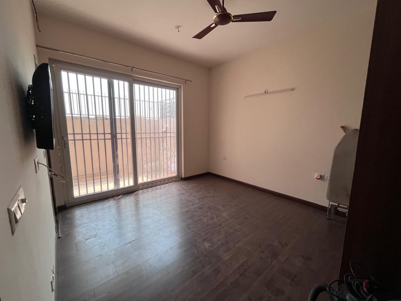 3.5 BHK + Pooja Room,Servant Room 2500 Sq.Yd. Builder Floor in BPTP Amstoria