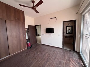 Room in 3.5 BHK Builder Floor at BPTP Amstoria, Sector 102 – for Sale