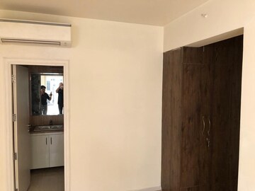 Room in 3 BHK Apartment at DLF The Skycourt, Sector 86 – for Rent