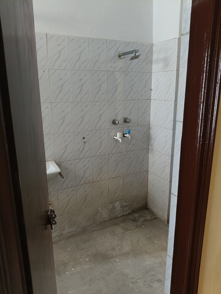 Bathroom, raglan-gulmohar-trends 3 Bedroom 1100 Sq.Ft. Builder Floor In Dhakoli Zirakpur 8917618