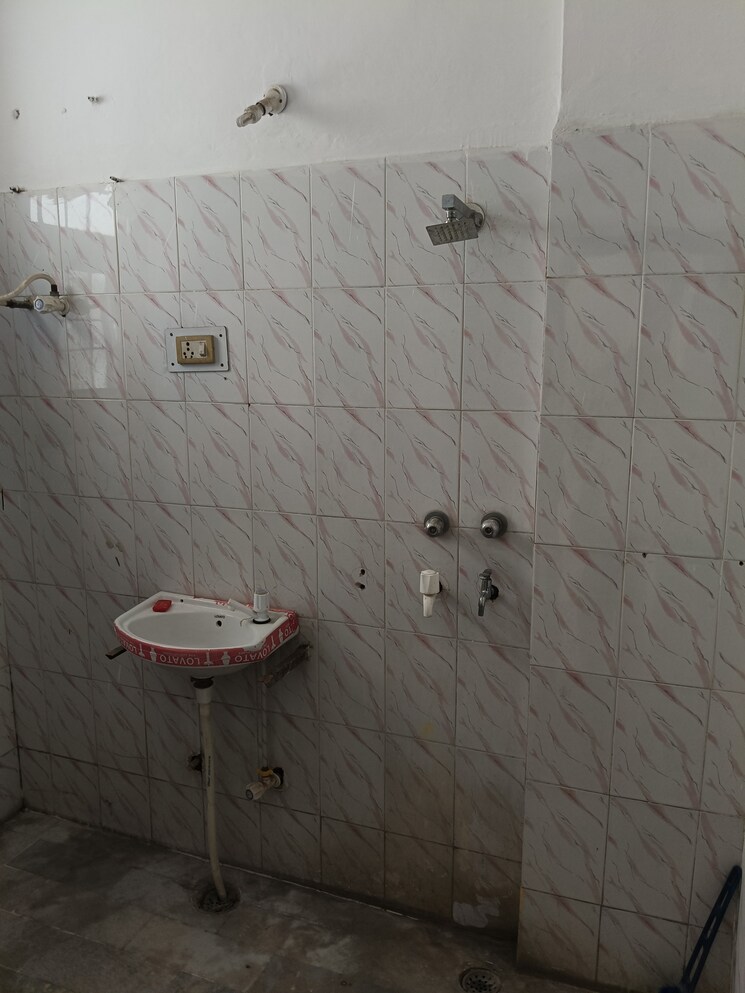 Bathroom, raglan-gulmohar-trends 3 Bedroom 1100 Sq.Ft. Builder Floor In Dhakoli Zirakpur 8917618
