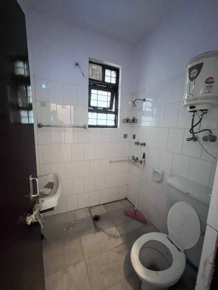 Bathroom, sector 14 4 Bedroom 3150 Sq.Ft. Independent House In Sector 14 Faridabad 8917650