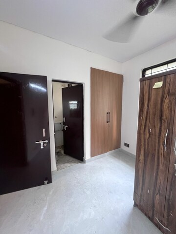 Room in 4 BHK Independent House at Sector 14 – for Rent
