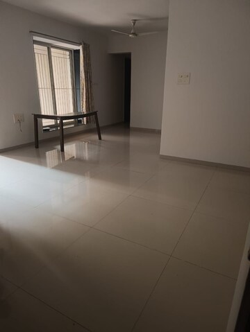 Room in 2 BHK Apartment at Puranik Abitante, Bavdhan – for Rent