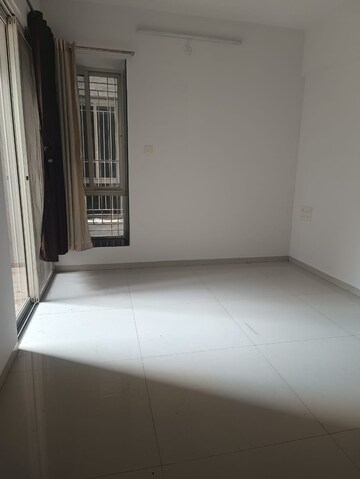 Room in 2 BHK Apartment at Puranik Abitante, Bavdhan – for Rent