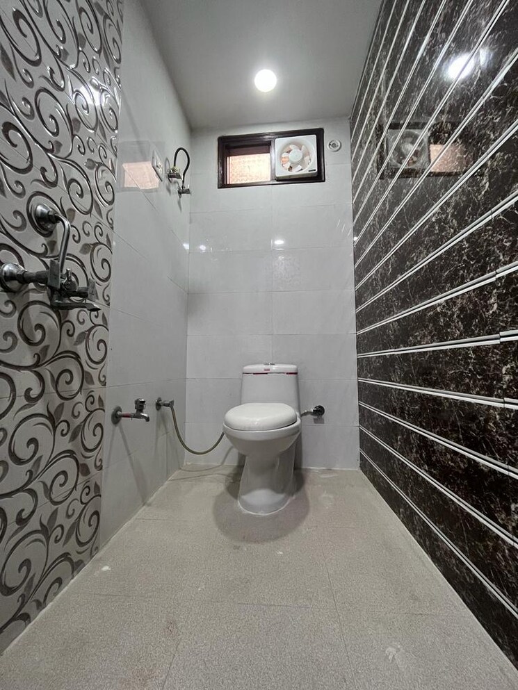 Bathroom, govindpuri 3 Bedroom 930 Sq.Ft. Builder Floor In Govindpuri Delhi 8917746