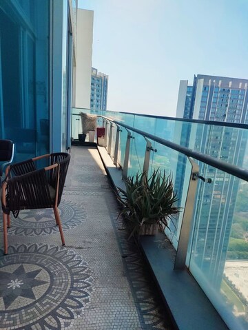 Balcony in 6 BHK Apartment at Oberoi Exquisite Goregaon, Goregaon East – for Sale