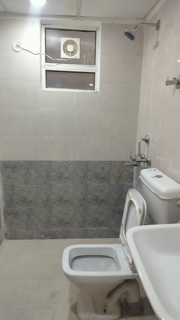 Bathroom, rof-aalayas 3 Bedroom 645 Sq.Ft. Apartment In Sector 102 Gurgaon 8918051
