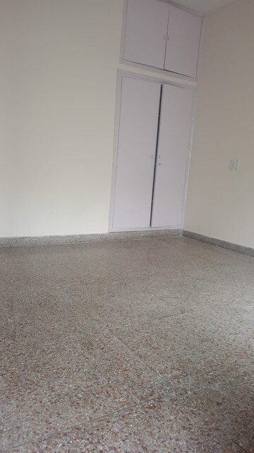 Room in 2 BHK Builder Floor at Sector 37 – for Rent